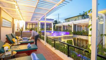 2 outdoor pools