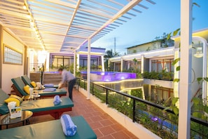2 outdoor pools