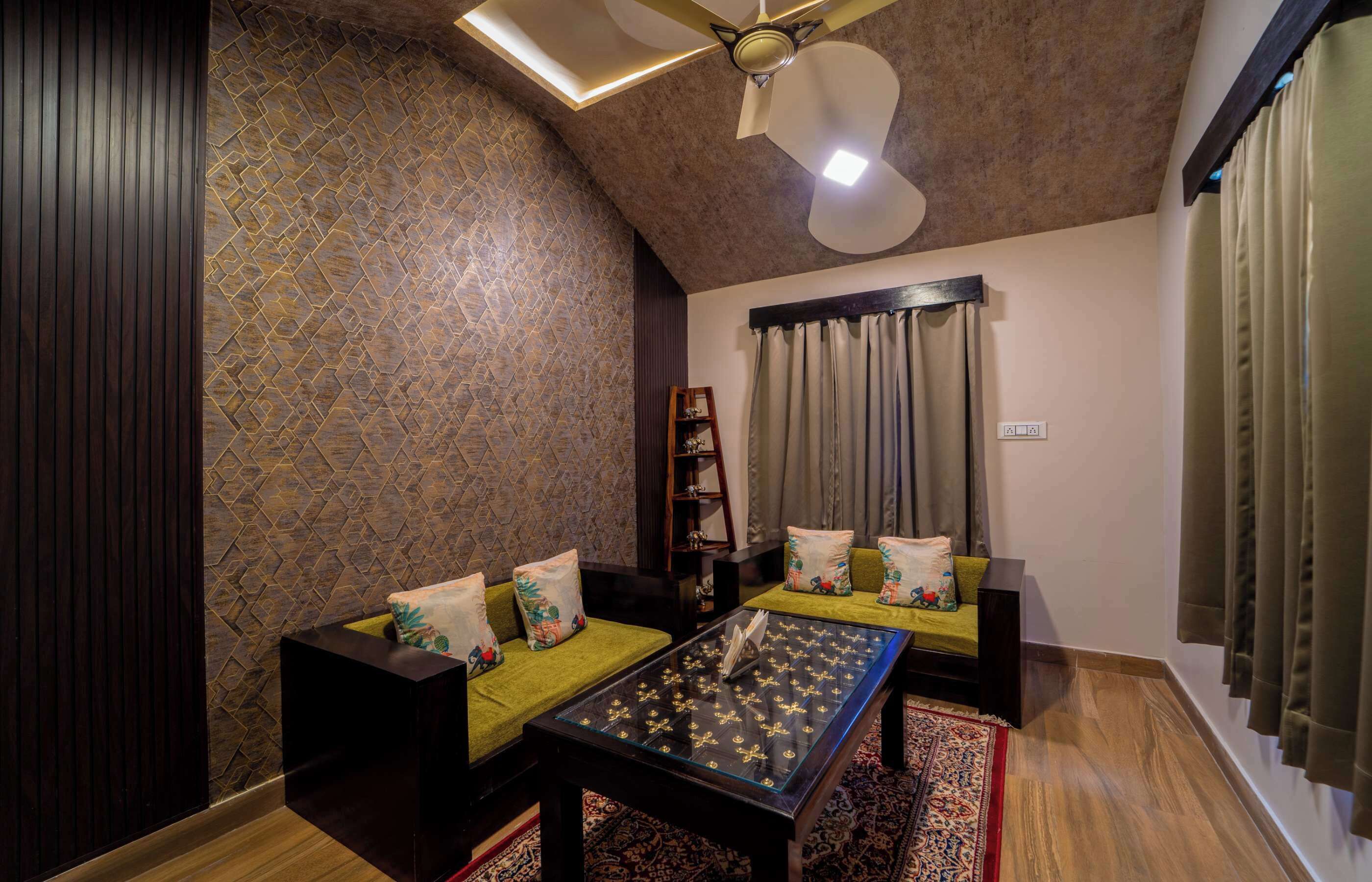 Uma sala de estar acolhedora com teto alto, ventilador de teto, parede estampada, conjunto de sofá, mesa de centro e tapete.