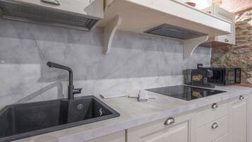 Frigorifero, microonde, piano cottura, lavastoviglie