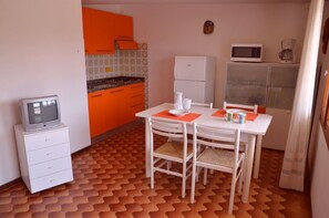Frigorifero, microonde, piano cottura, macchina per tè/caffè