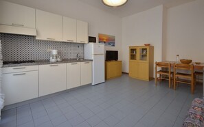 Køleskab, mikrobølgeovn, kogeplade, kaffe-/temaskine