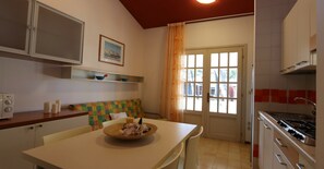 Kjøleskap, mikrobølgeovn, kokeplater og kaffetrakter/tekoker