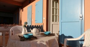 تناول الطعام بالخارج