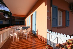 Outdoor dining - Charming house in a modern residence (Bibione)