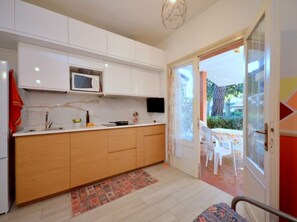 Fridge, microwave, stovetop, dishwasher - Renewed house with outdoor pool (Bibione)