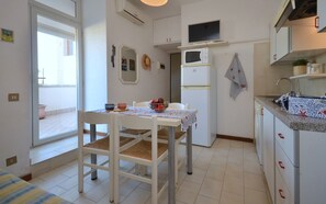 Kjøleskap, mikrobølgeovn, kokeplater og kaffetrakter/tekoker