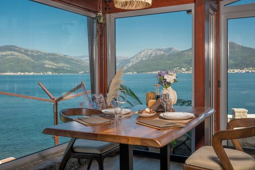 Chambre avec vue sur la mer dans une villa de luxe avec plage privée