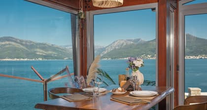 Chambre avec vue sur la mer dans une villa de luxe avec plage privée