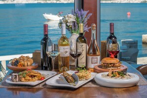 Outdoor dining - Studio apartment with balcony and private beach (Tivat)