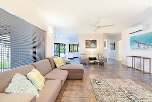 3 bedrooms - Cityside Hideaway Pool - Workstation - Markets (Parap)