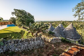 Property grounds - Villa in Cisternino with 3 bedrooms sleeps 6 (Cisternino)