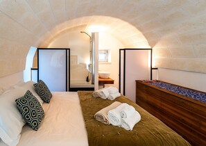 3 habitaciones, tabla de planchar con plancha y cuna de viaje 