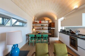 Fridge, microwave, oven, stovetop - Villa in Cisternino with 3 bedrooms sleeps 6 (Cisternino)