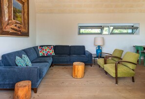 Televisión y chimenea 