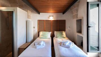 3 habitaciones, tabla de planchar con plancha y cuna de viaje