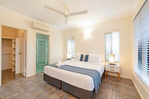 3 bedrooms - Cityside Hideaway Pool - Workstation - Markets (Parap)