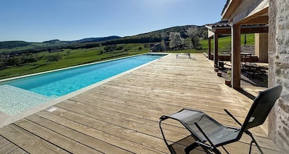 entre vignobles et foret, domaine isolé avec piscine et vue magnifique
