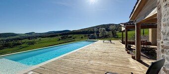 Between vineyards and forest, secluded estate with swimming pool and magnificent view