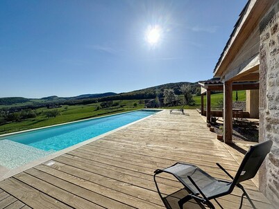 Between vineyards and forest, secluded estate with swimming pool and magnificent view
