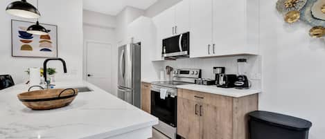 Geladeira, micro-ondas, fogão, cooktop