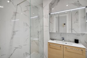 Dusche, Haartrockner, Handtücher