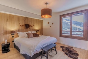 5 bedrooms, iron/ironing board, free WiFi, bed sheets