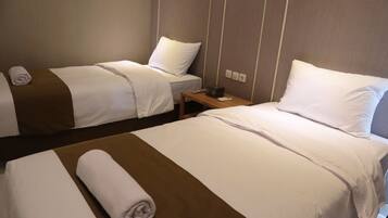 Escritorio, camas extra, wifi gratis y ropa de cama