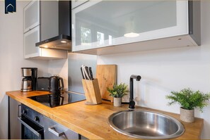 Jääkaappi, uuni, liesi, astianpesukone