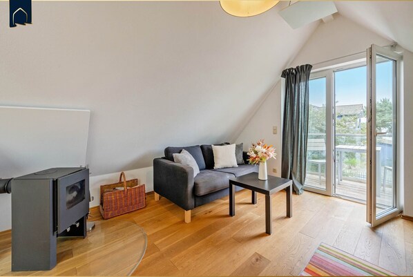 Fernseher, Kamin, Bücher, Stereoanlage