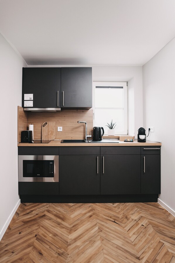 Microwave, stovetop, coffee/tea maker, electric kettle - Apartment I - DOM apartments Fulda - free parking (Fulda)