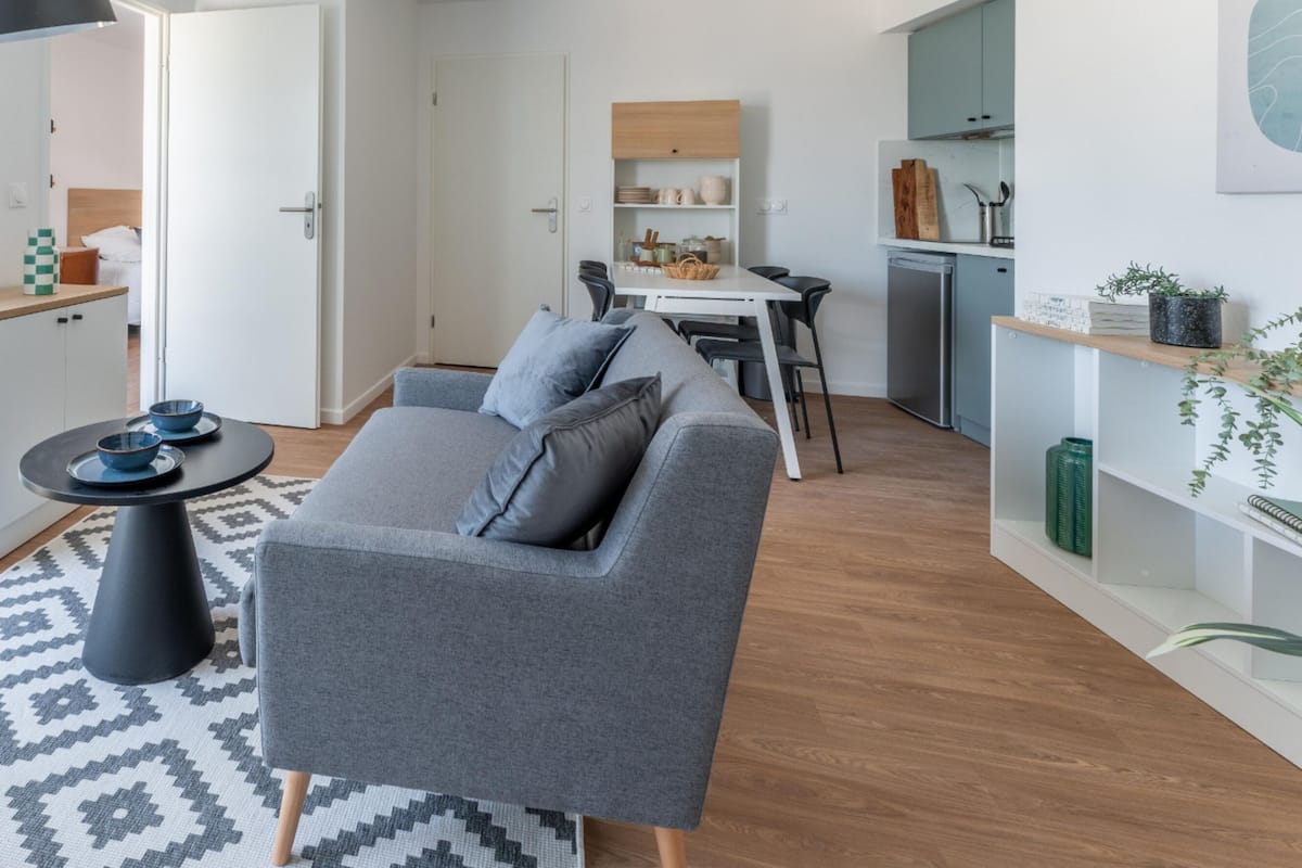 Family Apartment | Ruang tamu | 40 inci televisyen skrin rata dengan satelit