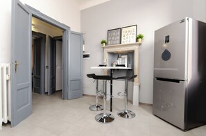 Basic Apartment | Private kitchen | Full-size fridge, microwave, oven, stovetop - VivimiHome - Maison Fusetti (Milan)