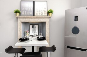 Basic Apartment | Private kitchen | Full-size fridge, microwave, oven, stovetop - VivimiHome - Maison Fusetti (Milan)