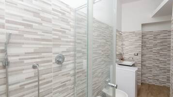 Basic Apartment | Bathroom | Shower, free toiletries, hair dryer, towels