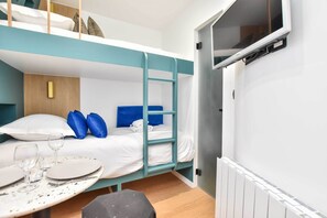 Iron/ironing board, internet, bed sheets