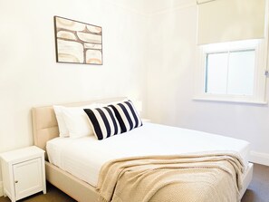 4 bedrooms, iron/ironing board, free WiFi, bed sheets - Stunning fusion of classic elegance and modern luxury! (Wagga Wagga)