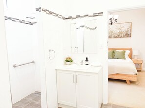Dusche, Haartrockner, Handtücher