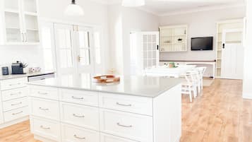 Frigorífic, microones, forn i placa de cuina