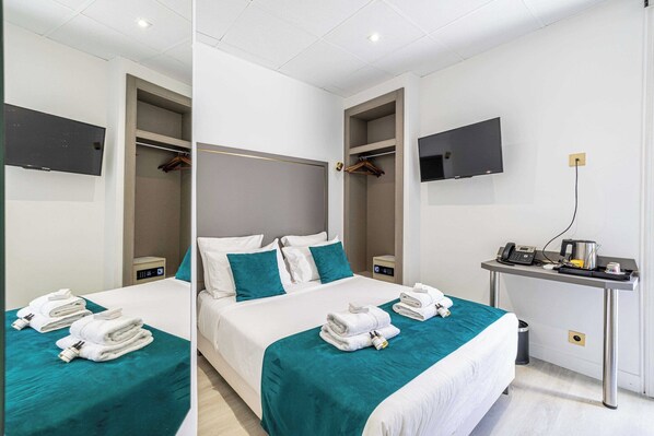 Travel cot, free WiFi, bed sheets - Hotel Avaton - Deluxe Balcony Bedroom - Cannes Palais (Cannes)