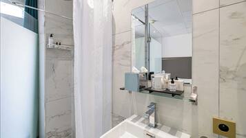 Douche, sèche-cheveux, serviettes fournies, shampoing