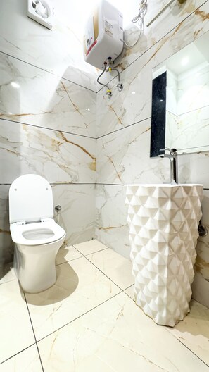 Luxury Room | Bathroom - Hotel Vibes of Kashi (Varanasi)