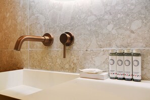 Shower, hair dryer, towels, shampoo