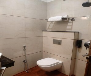 Deluxe Δίκλινο Δωμάτιο (Double) | Μπάνιο | Ντουζιέρα, δωρεάν προϊόντα προσωπικής περιποίησης, πετσέτες, Σαπούνι