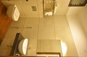 Ducha, artículos de tocador gratuitos, toallas, jabón