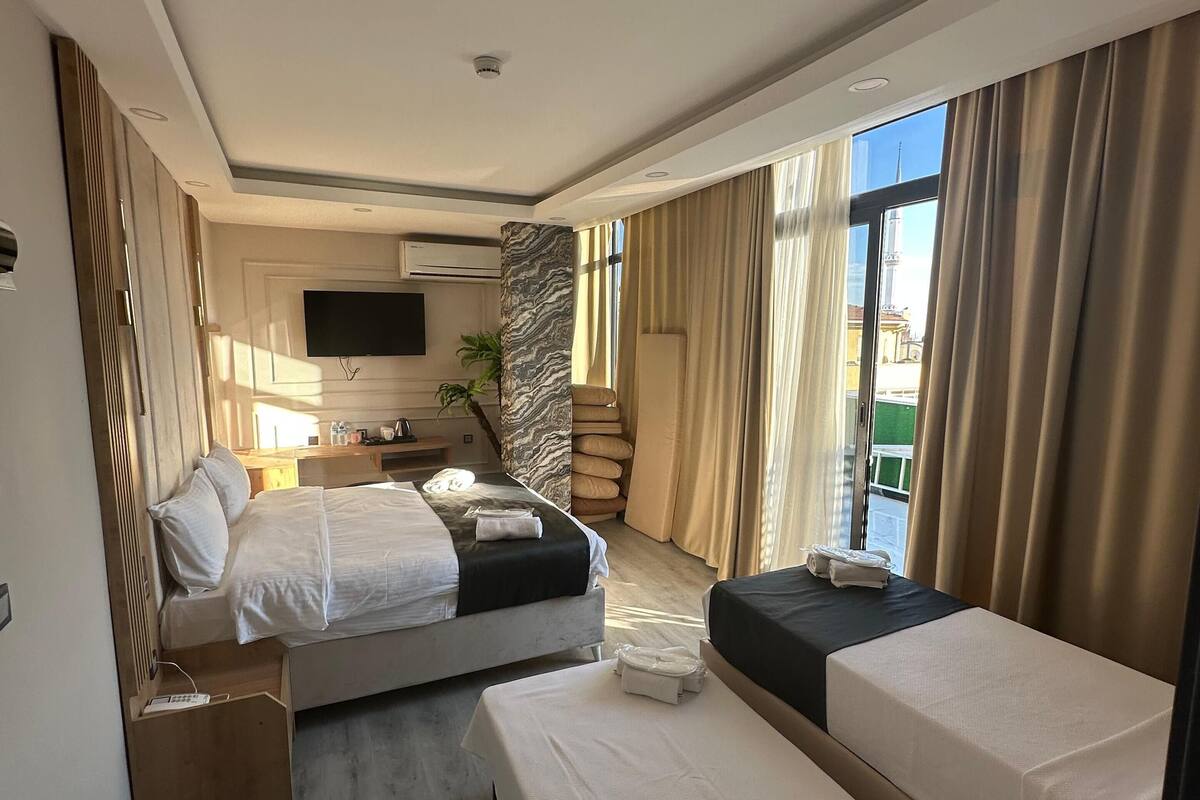 Deluxe Triple Room | In-room safe, desk, soundproofing