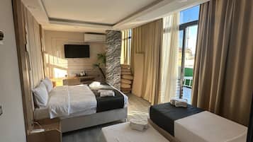 Chambre Triple Deluxe | Coffres-forts dans les chambres, bureau, chambres insonorisées
