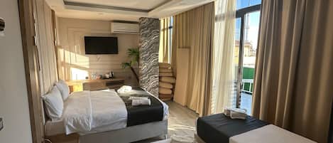 Habitació triple Deluxe | Caixa forta a l'habitació, escriptori i habitacions insonoritzades