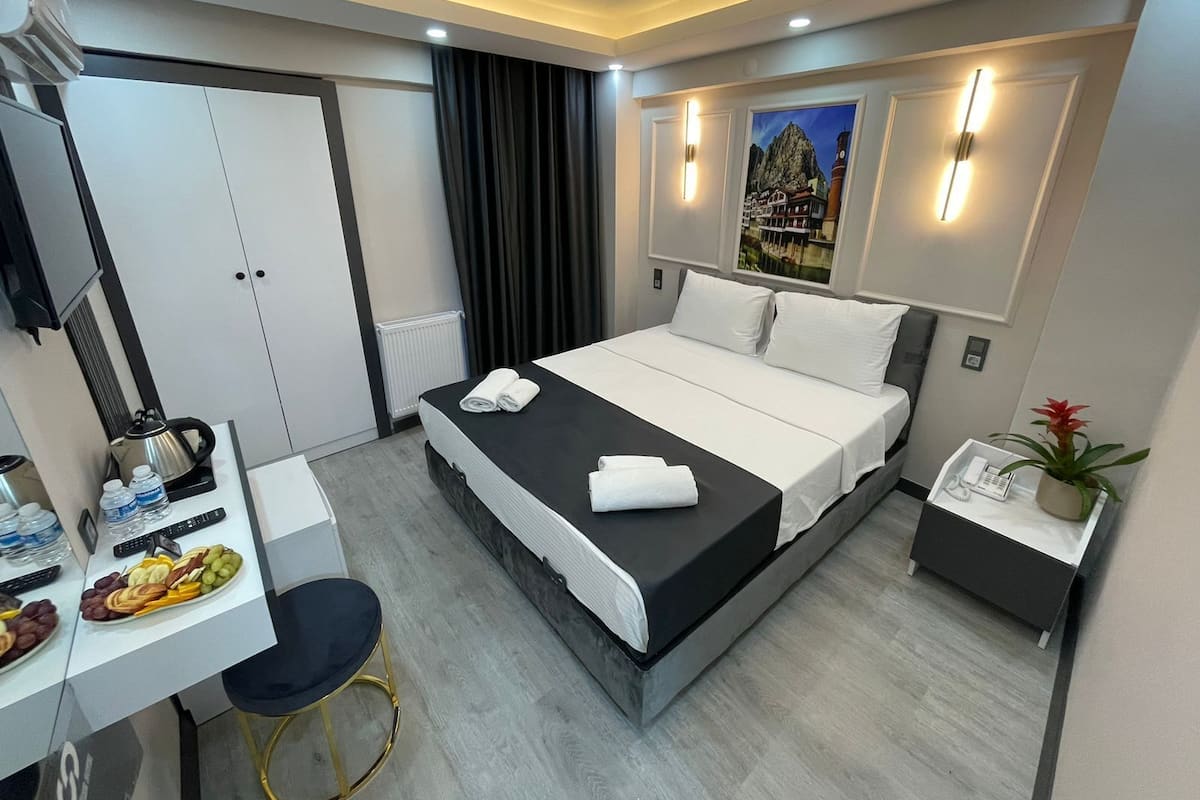 Habitación doble económica | Caja de seguridad en la habitación, escritorio y insonorización