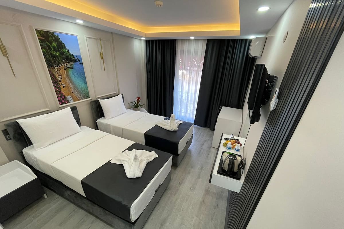 Habitación estándar con 1 cama matrimonial o 2 individuales | Caja de seguridad en la habitación, escritorio y insonorización
